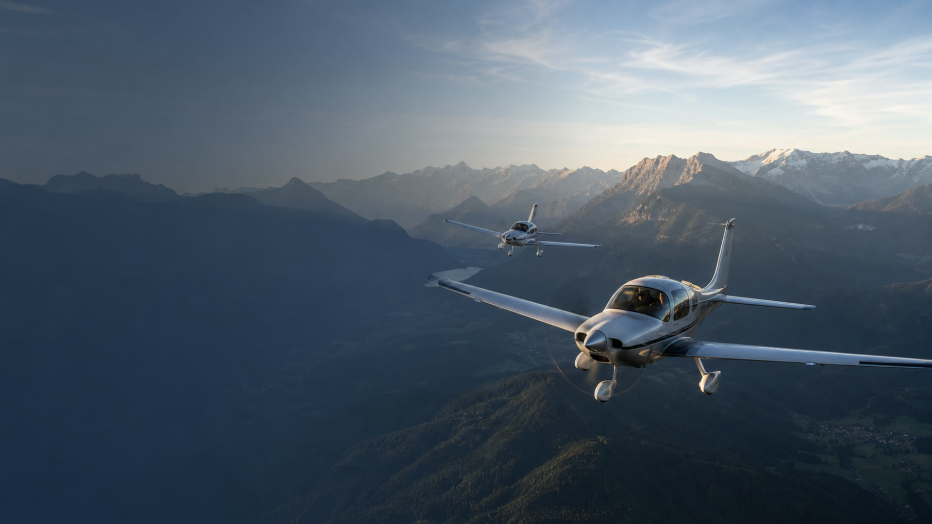 Mehrere Flugzeuge auf einer geführten Flugtour